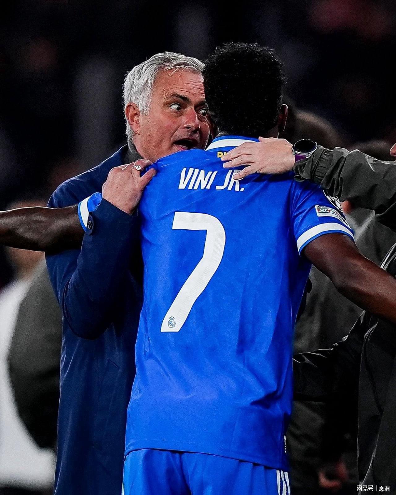 开云体育-染红！63岁穆里尼奥暴怒：裁判有保护名单 上面写着几名皇马球员